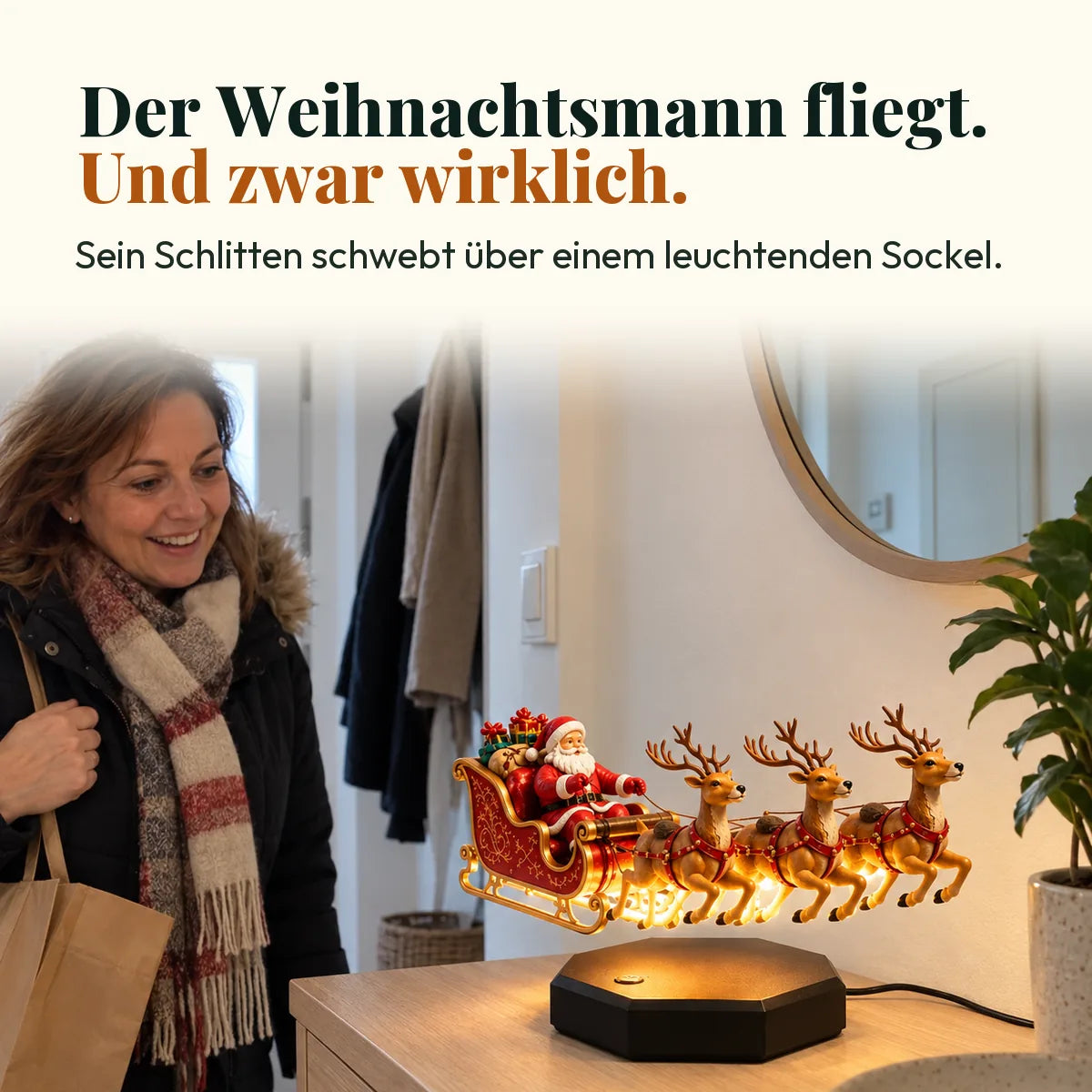 Der Weihnachtsmann fliegt. Und zwar wirklich. Sein Schlitten schwebt über einem leuchtenden Sockel.