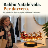 Foto illustrativa: Babbo Natale vola. Per davvero. La sua slitta fluttua sopra una base luminosa.